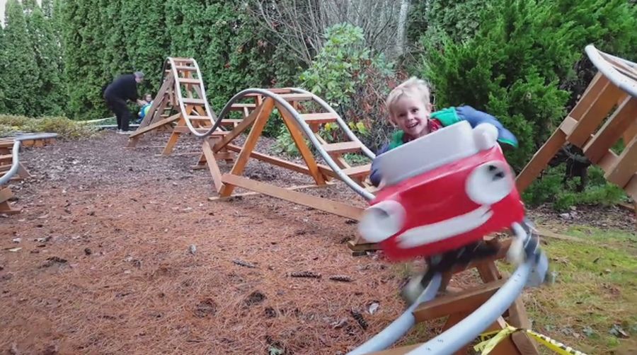 Kakek Kreatif Ini Bikin Roller Coaster di Halaman untuk Cucunya