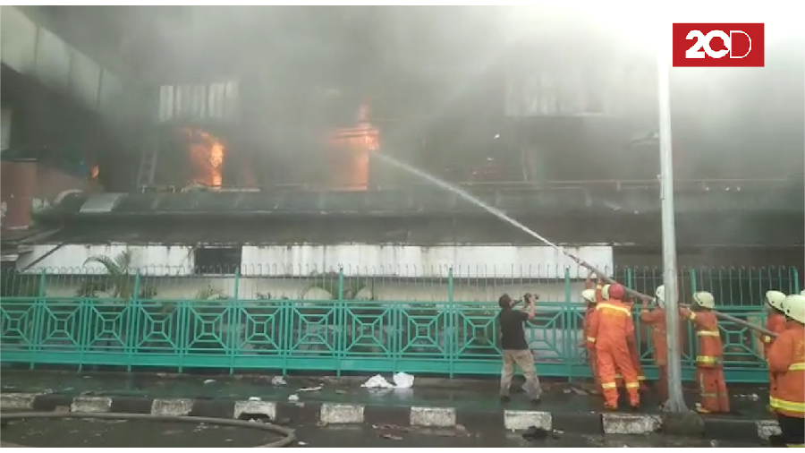 5 Jam Berlalu, Api Masih Mengamuk di Pasar Senen