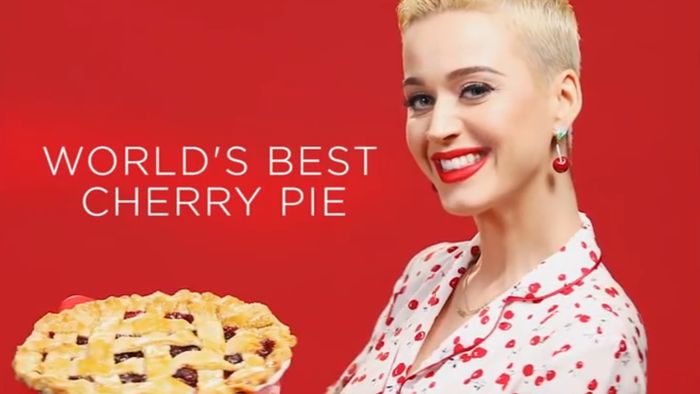 Katy Perry Perkenalkan Resep Kue Pie Cherry Miliknya