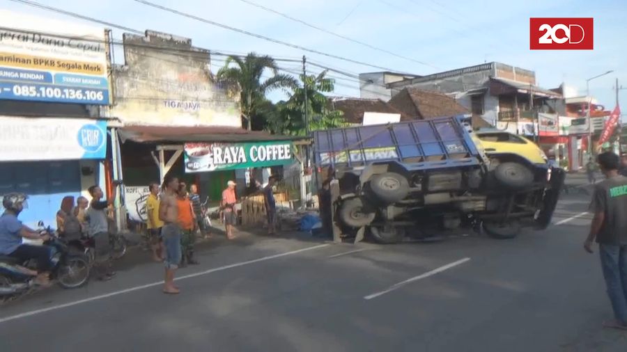 Truk Bermuatan 3 Ton Telur Terguling di Jombang