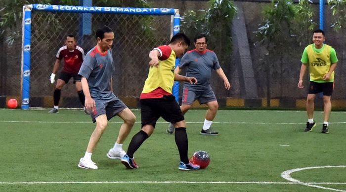 Aksi Jokowi dan Menterinya Main Futsal