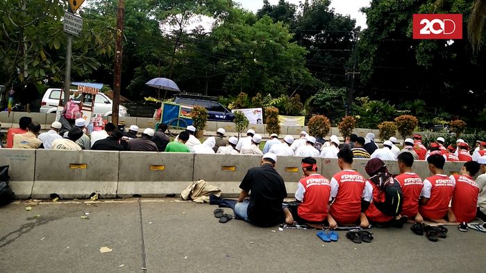 Massa Kontra Ahok Gelar Salat Berjamaah di Jalanan