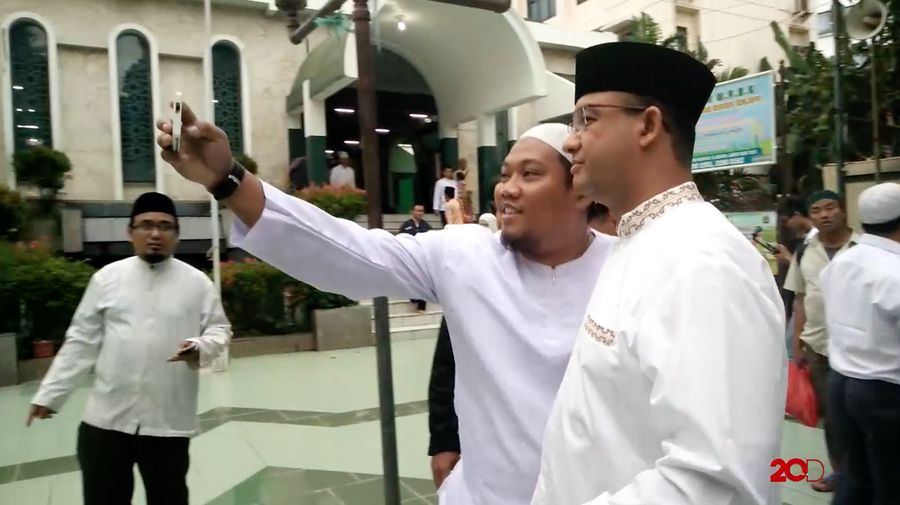 Ikut Gerakan 12.12, Anies-Sandi Diserbu Foto Bersama