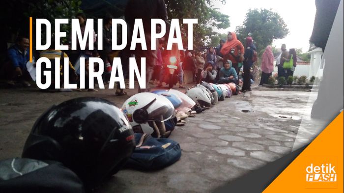 Ini di Cirebon, Sandal hingga Helm Ikut Antre demi e-KTP