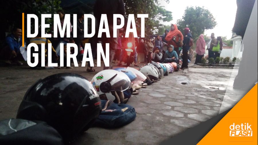 Ini di Cirebon, Sandal hingga Helm Ikut Antre demi e-KTP