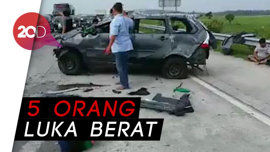 Mobil Rombongan Bonek Terguling di Tol Jombang, 8 Orang Terluka