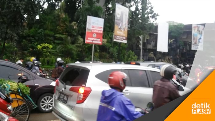 Banjir di Kalimalang, Puluhan Motor Mogok