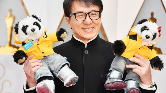 Jackie Chan Bawa 2 Boneka Panda di Red Carpet Oscar