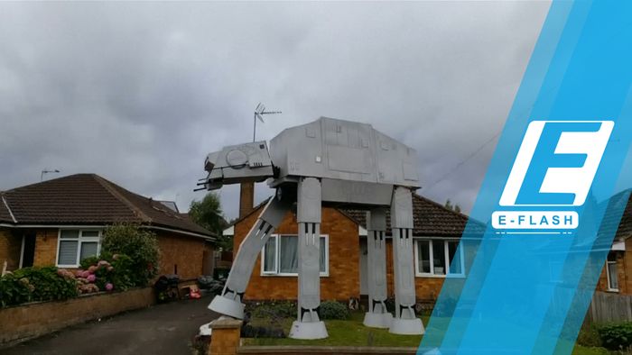Pria Ini Punya ‘AT-AT’ Star Wars Raksasa di Depan Rumah