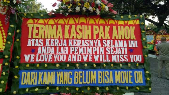 Netizen Komentari Karangan Bunga Gagal Move On untuk Ahok