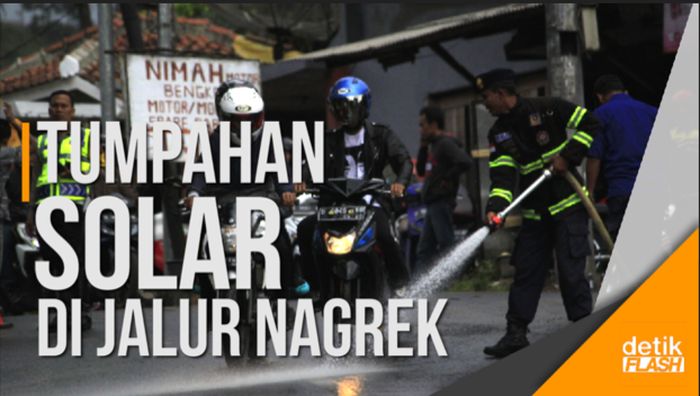 Cegah Kecelakaan, Petugas Bersihkan Tumpahan Solar di Jalan Cagak Nagrek