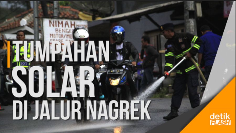 Cegah Kecelakaan, Petugas Bersihkan Tumpahan Solar di Jalan Cagak Nagrek