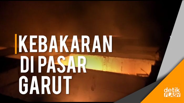 Puluhan Kios di Pasar Pamengpeuk Ludes Terbakar