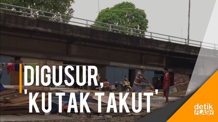 Bakal Digusur, Warga Tetap Asyik Bangun Bedeng di Kalijodo