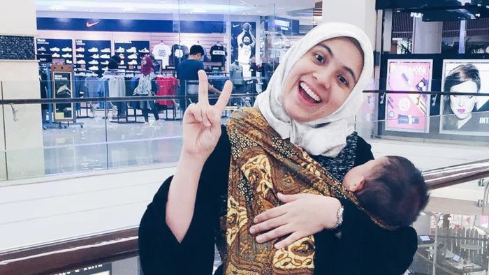 Nycta Gina Pilih Jarik untuk Gendong Anak
