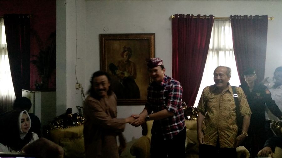 Sambangi Ponpes Gus Dur, Ahok Diberi Udeng