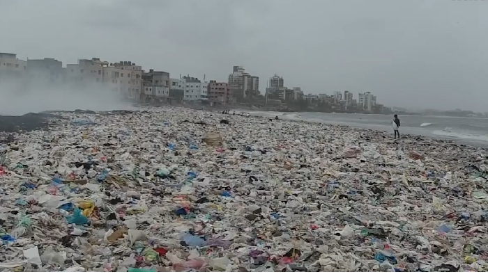 Pria Ini Bersihkan Pantai Penuh Sampah hingga Jadi Indah