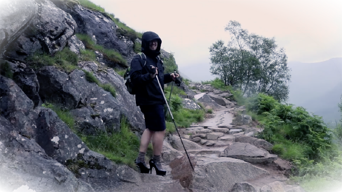 Super Nekat! Pria Ini Naik Gunung Pakai Heels