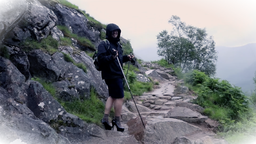 Super Nekat! Pria Ini Naik Gunung Pakai Heels