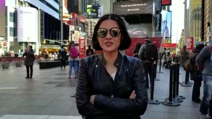 Terbang ke New York, Dian Sastro Jajal Galaxy S8