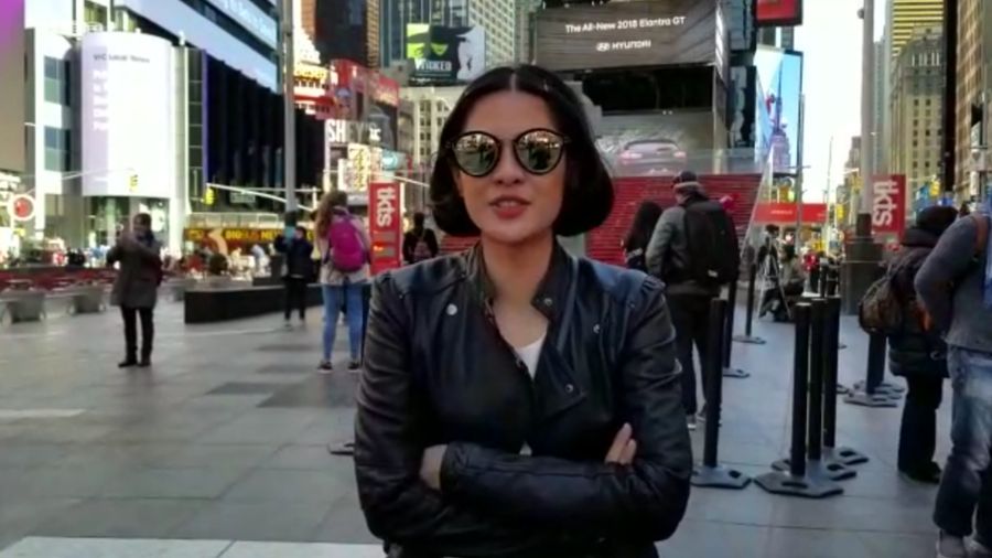 Terbang ke New York, Dian Sastro Jajal Galaxy S8