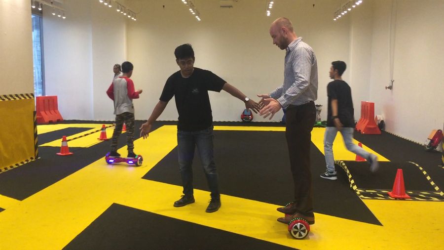 Aksi Tyson James Pertama Kali Jajal Smart Wheel