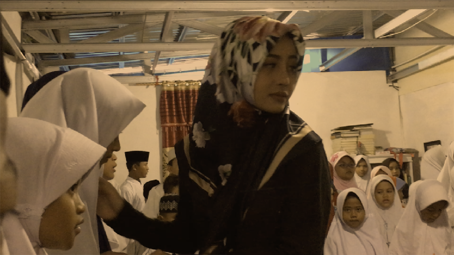 Tangisan Awkarin Saat Pengajian untuk Oka Mahendra 