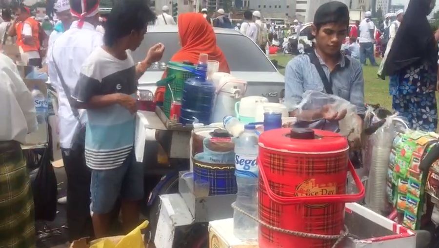 Slurp! Kopi Gratis untuk Peserta Aksi di Tugu Tani