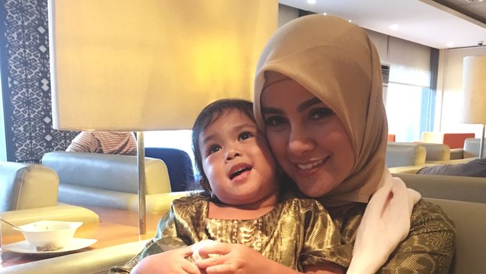 Olla Ramlan Cantik Pakai Hijab