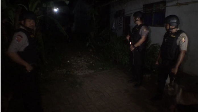 Polisi Bawa Perempuan Misterius dari Rumah di Tangsel