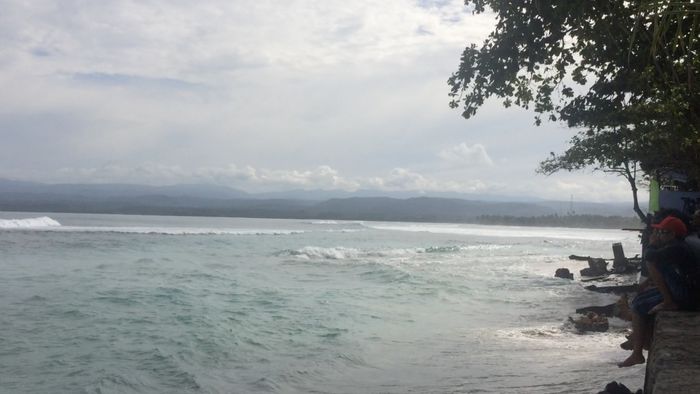 Menikmati Serunya Surfing di Pantai Tanjung Setia