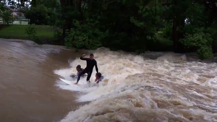 Viral! Aksi Nekat Peselancar Australia Taklukkan Banjir Topan Debbie
