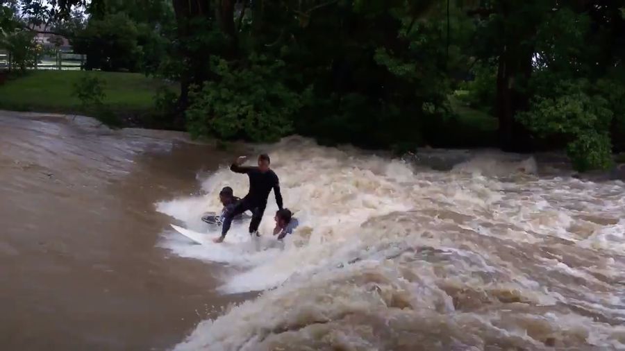 Viral! Aksi Nekat Peselancar Australia Taklukkan Banjir Topan Debbie