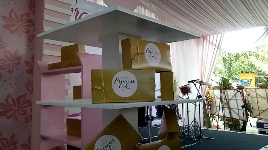 Syahrini Buka Toko Kue Perdana di Bandung