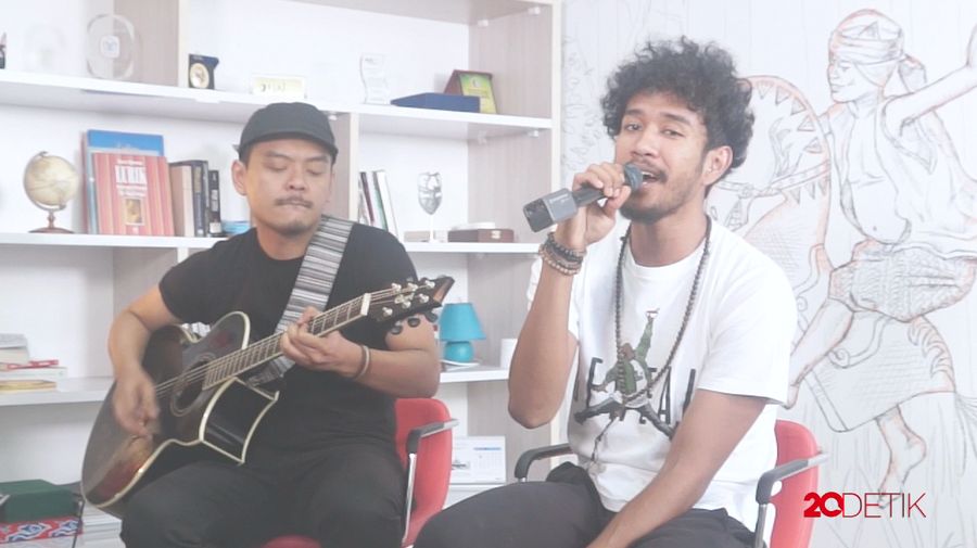 Teddy Adhitya Rilis Single Let Me, Lagu Penyembuh Patah Hati