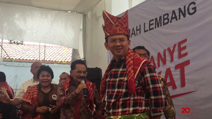 Tanda Kehormatan dari Suku Karo untuk Ahok