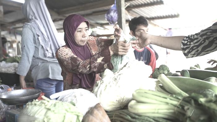 Berbelanja dengan Dua Mata Uang di Pasar Tradisional Entikong