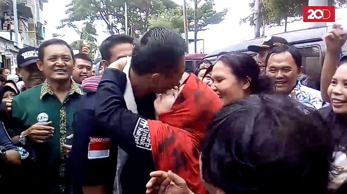 Cup! Ibu-ibu di Petamburan Kecup AHY