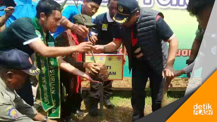 Ribuan Orang Tanam Pohon dan Tebar Benih di Rembang