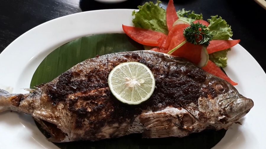 Ikan Pecah Kulit Menu Wajib Kedai Sirih Merah yang Sedap