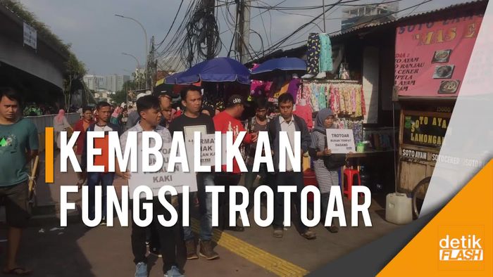 Koalisi Pejalan Kaki: Trotoar Tanah Abang Masih Belum Steril!