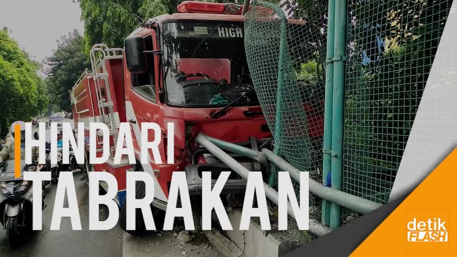 Hindari Tabrakan, Mobil Damkar Tabrak Pembatas Jalan di Kemanggisan