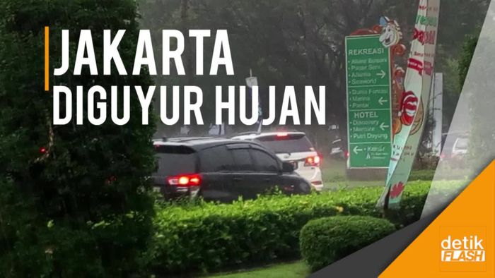 Hujan Deras Disertai Petir Guyur Jakarta