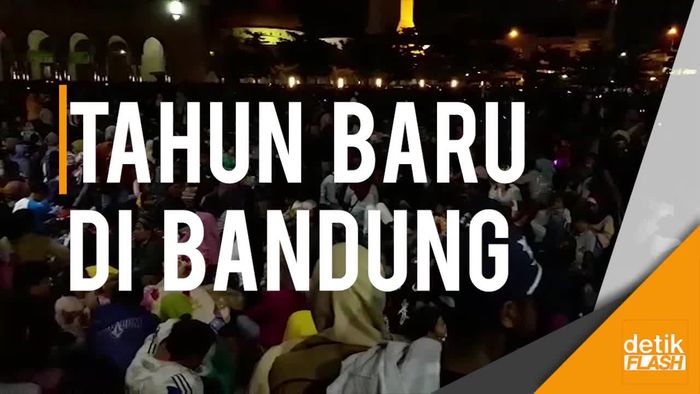 Warga Padati Alun-alun Kota Bandung Sambut Tahun Baru 2018