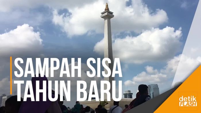 Duh! Banyak Sampah, Monas Dibuka Ngaret Satu Jam