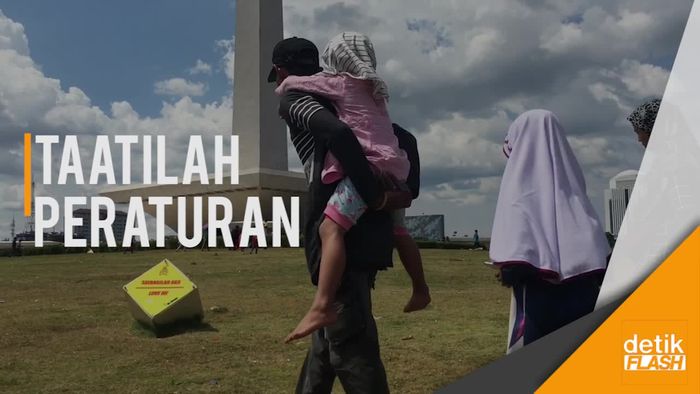 Monas Dipadati Wisatawan: Rumput Diinjak, Sampah Berserakan