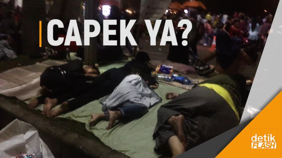 Pesta di Ancol Usai, Beberapa Orang Tidur di Pinggir Jalan Pesta di Ancol Usai, Beberapa Orang Tidur di Pinggir Jalan