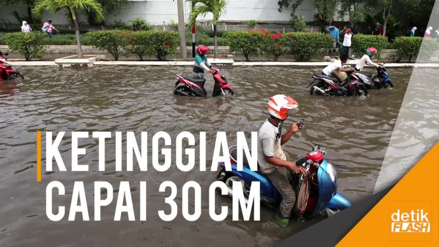 Banjir Rob Genangi Pelabuhan Muara Baru