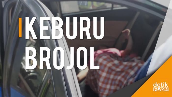 Seorang Ibu Melahirkan di Mobil Patroli Jalan Raya