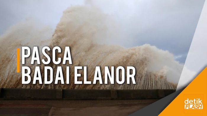 Petugas Berjuang Membersihkan Kota Pasca Diterjang Badai Eleanor